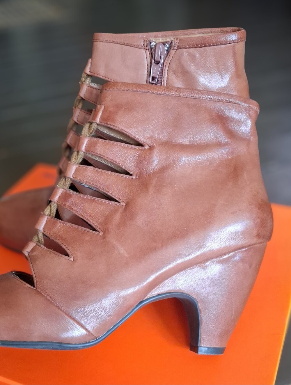 Miz Mooz Women’s Tan Leather Cutout Lace-Up Ankle Boots #3947 - Picture 3 of 5